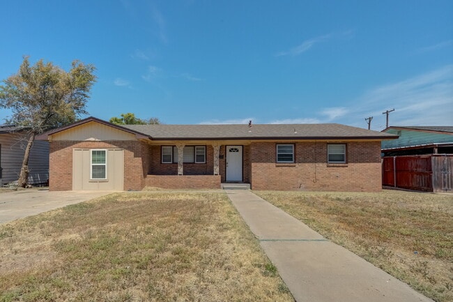 Building Photo - 1st Month's Free! Spacious 4 Bed 2 bath in Central Lubbock!