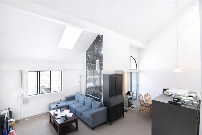 Building Photo - 72 Euston Rd Unit 308