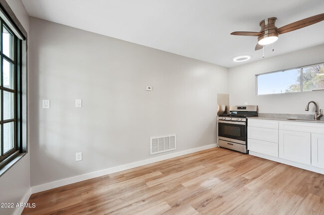 Photo - 217 S Sirrine Unidad 103