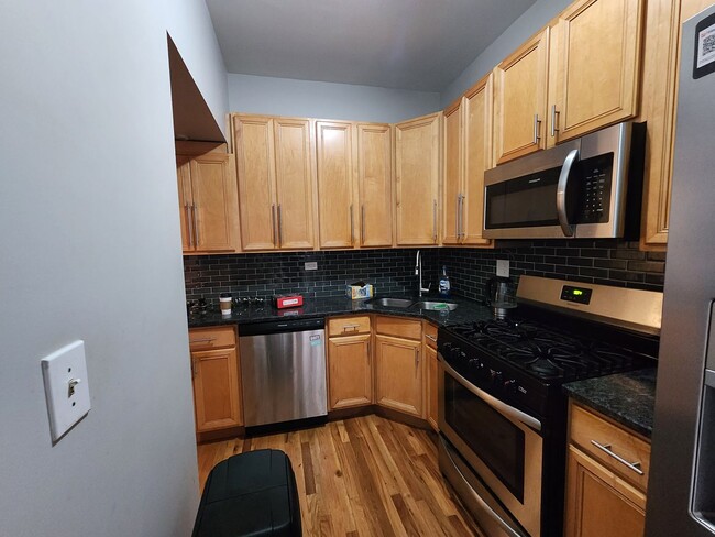 Across the street from UofC campus! Super ... - Across the street from UofC campus! Super ... House