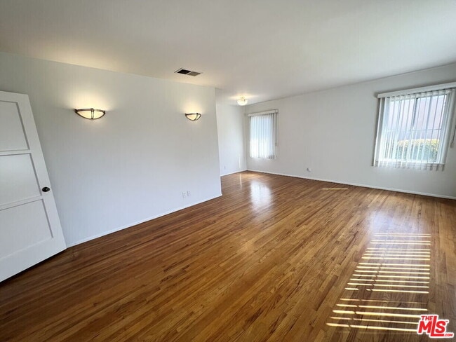 Photo - 14013 Addison St