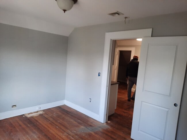 ROOM - 177 Davenport Ave Unit 2