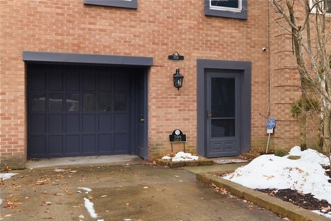 Photo - 709 Clyde St