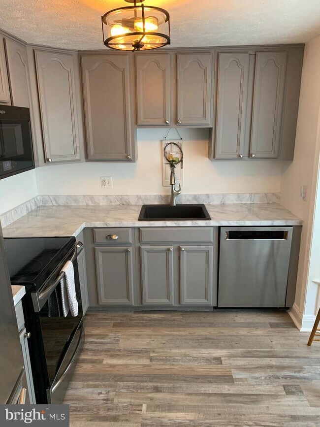 Photo - 122 Lamont Ln Townhome