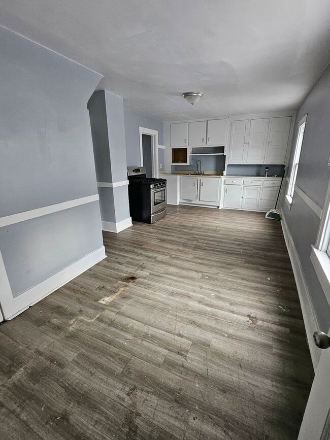 Building Photo - upper two bedroom unit with bonus room West side