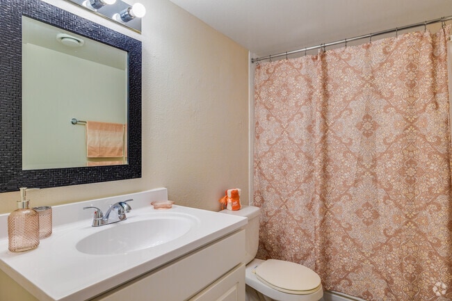 2BR, 1BA - 850SF