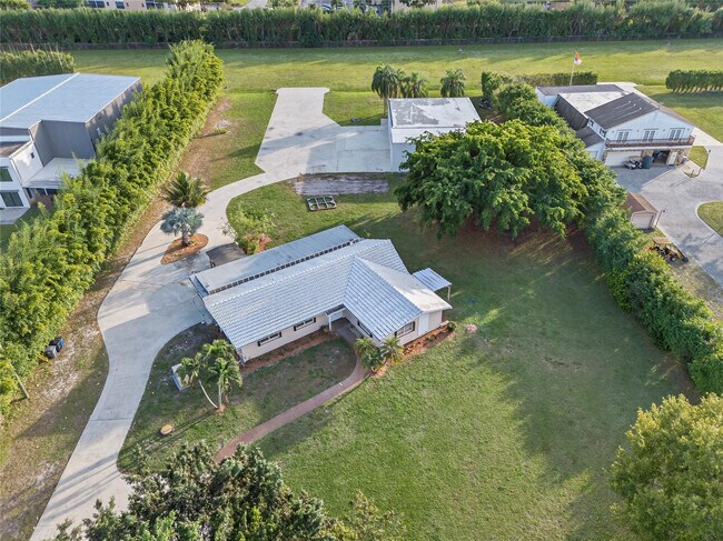 Building Photo - 6852 Skyline Dr