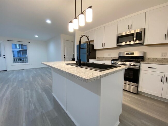 Photo - 470 W 2nd St