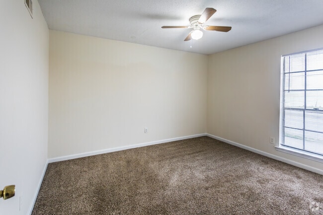 2 habitaciones, 1 baño - 840 pies cuadrados - Dormitorio principal - Oakwood Meadows Estates