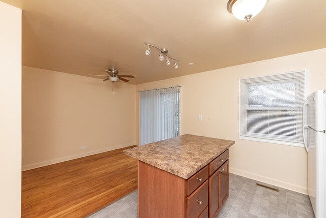 Photo - 820 N Milwaukee Ave