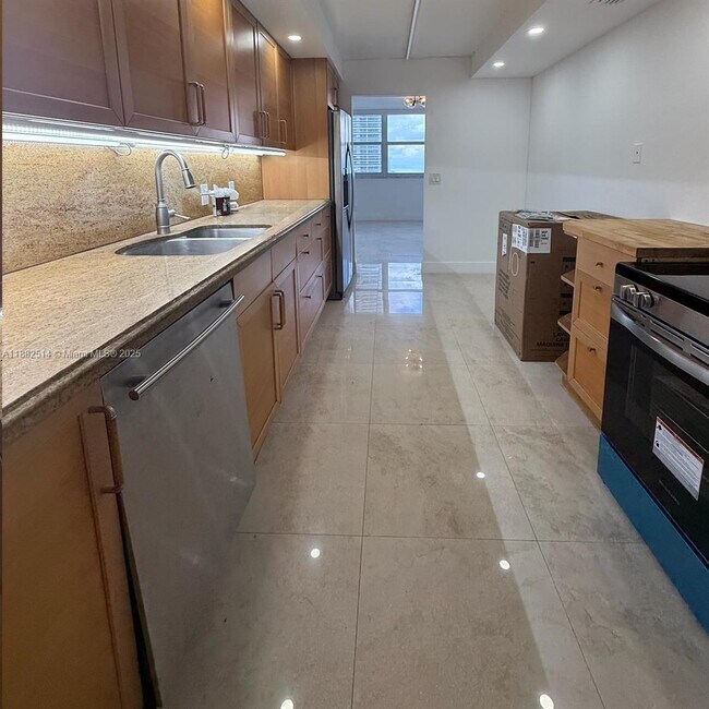 Photo - 1890 S Ocean Dr Unidad 1402