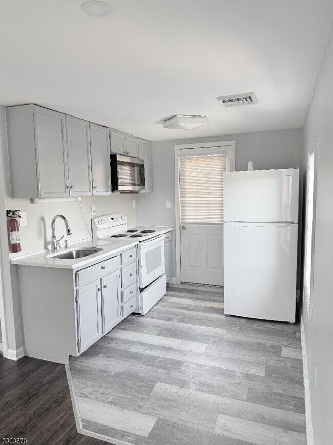 Photo - 95 Thompson Ave Unit B