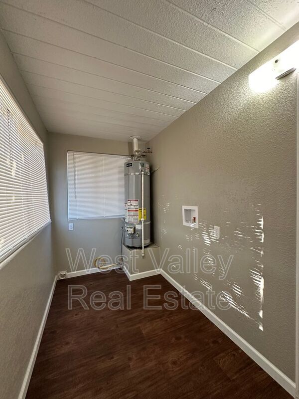 Photo - 303 Taylor St