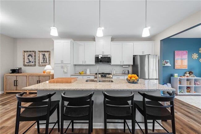 Photo - 310 Commons Ave