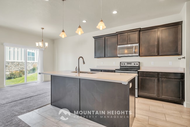 Photo - 607 Sawback Ln