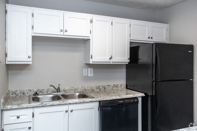 2BR, 1BA - 880SF - Kitchen - Parkway Place