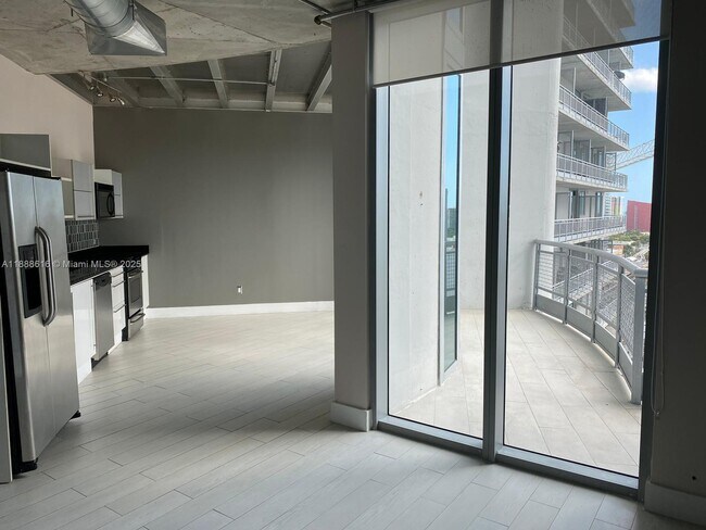 Building Photo - 690 SW 1st Ct Unit 2327