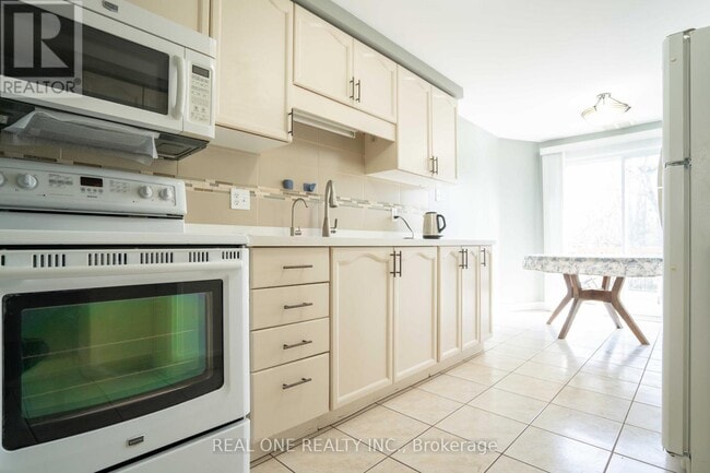 Photo - 407 Downsview Pl