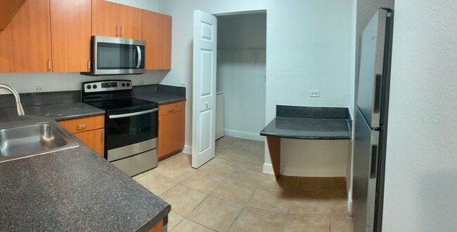 Photo - Enjoy up to 2-Months Free + $75 App Credit Unidad 10132-B2 - New Yorker