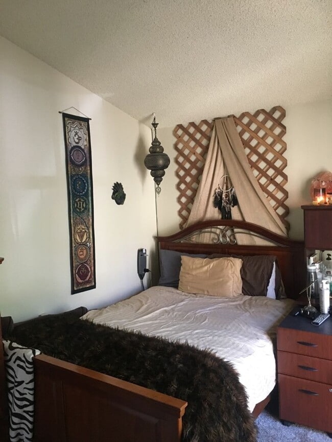 Building Photo - Nice updated Townhouse with off street parking.