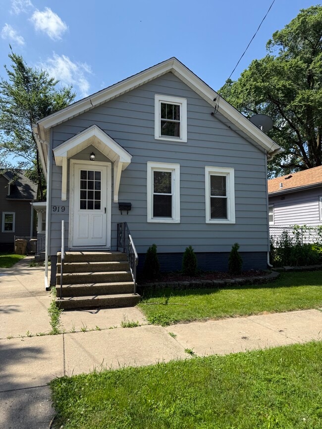 Photo - 919 46th St House