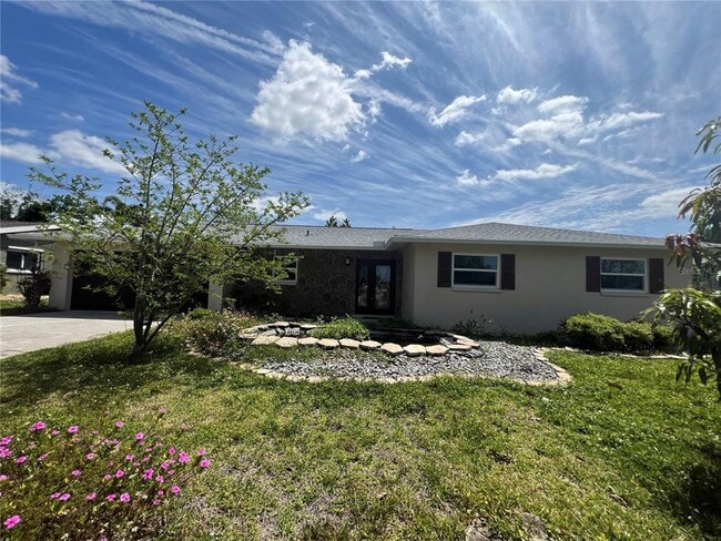 Building Photo - 2372 Abscott St