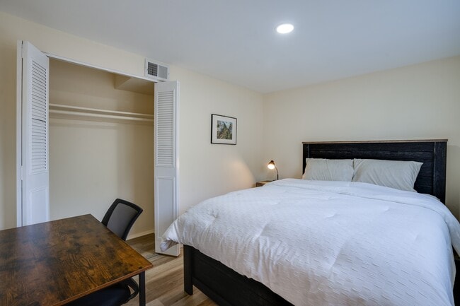 14220 Fallbrook Ln Unidad LL 2