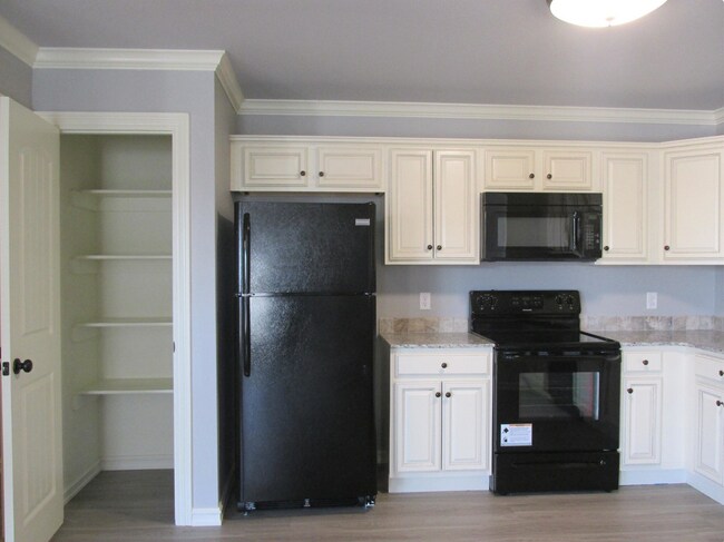 Kitchen (upgraded fridge not in photo) - 1323 Springhill Rd