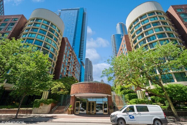 Building Photo - 440 N McClurg Ct Unit 705