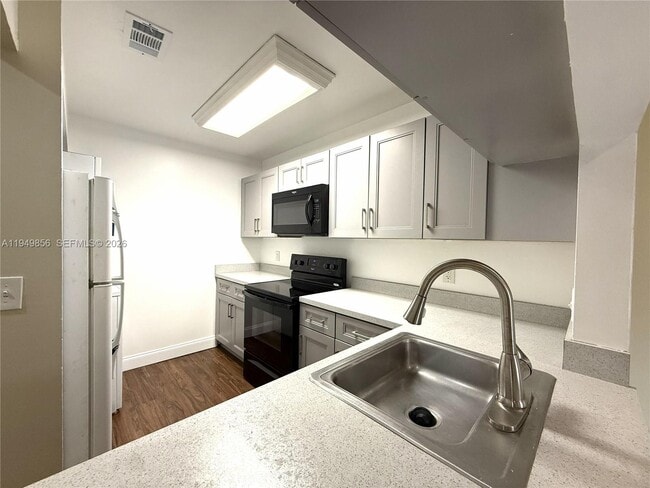 Building Photo - 10043 Winding Lake Rd Unit 201