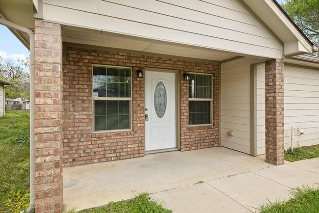 Photo - Step into comfort and modern convenience with this charming 3-bedroom, 2-bathroom home in Sherman...