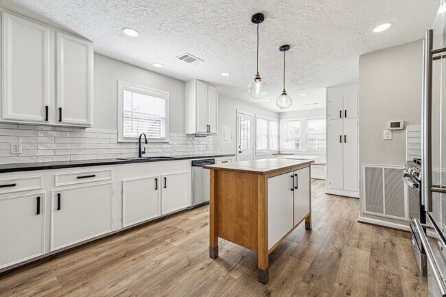 Photo - 801 Woodcrest Dr