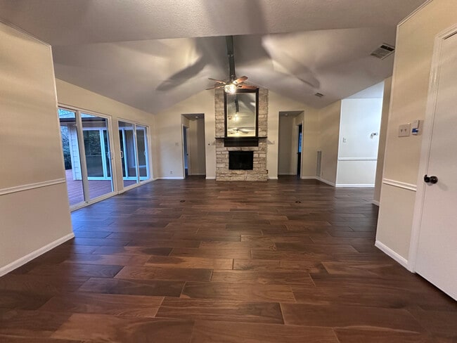 Photo - 1109 Lohmans Crossing Rd