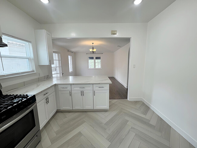 Photo - 126 N Hamilton Dr