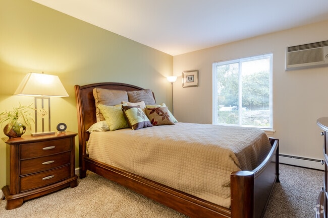 2BR, 1BA - First Bedroom - The Ponds on Plum Grove