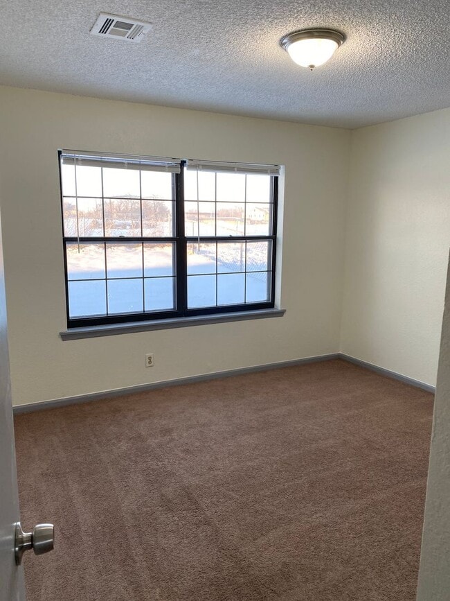 Building Photo - 2 Bed 1 Bath 1 Car Garage Duplex in Centra... Rental
