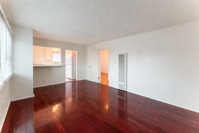 Building Photo - 906 Edgewood St Unit 2