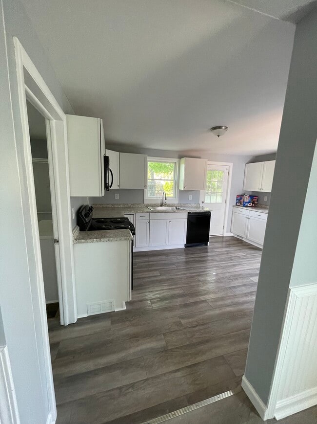 Photo - 99 Tillotson St