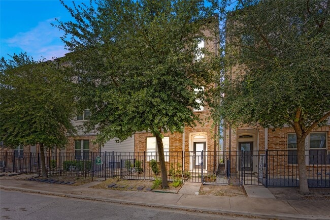 Photo - 707 Schwartz St