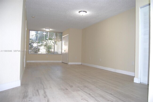 Building Photo - 2820 N Oakland Forest Dr Unit 109