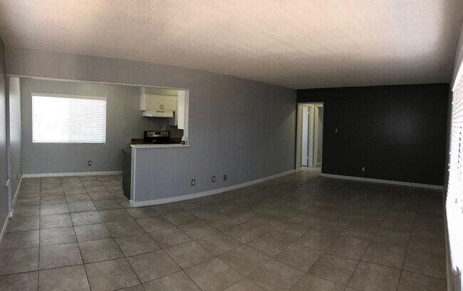 Building Photo - $2,095 - Spacious 2 Bedroom and 1 Bath in ... Unit 06