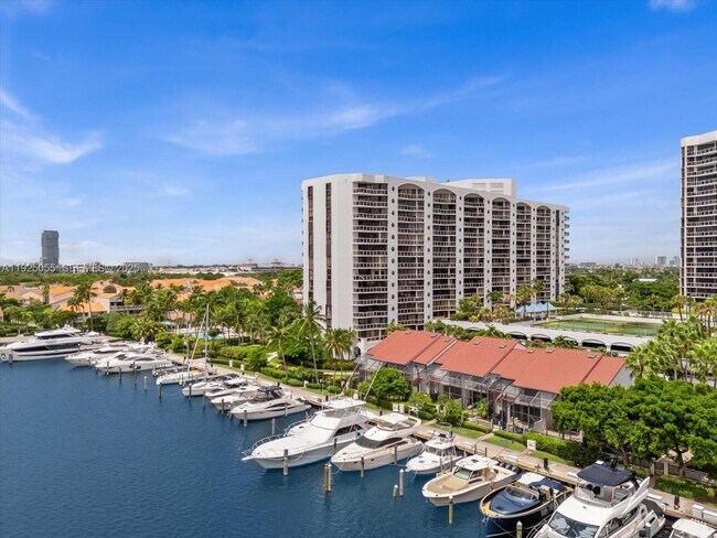 Building Photo - 3610 Yacht Club Dr Unit 805