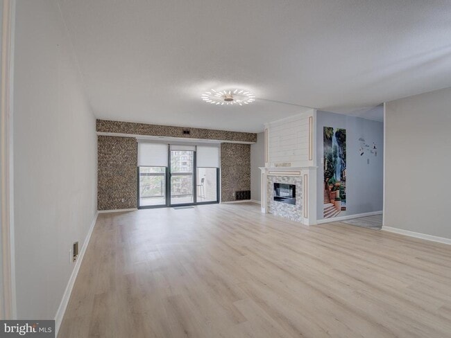 Photo - 309 Yoakum Pkwy Unidad 504