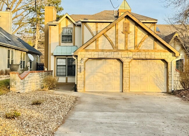 Building Photo - 3 bed 2.5 bath townhome off Bob Billings!