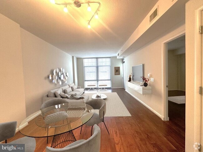 Building Photo - 1021 N Garfield St Unit 403 Rental