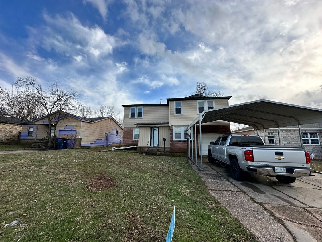 Newly Remodeled 4 Bed, 1 Bath Upstairs Uni... - Newly Remodeled 4 Bed, 1 Bath Upstairs Uni...