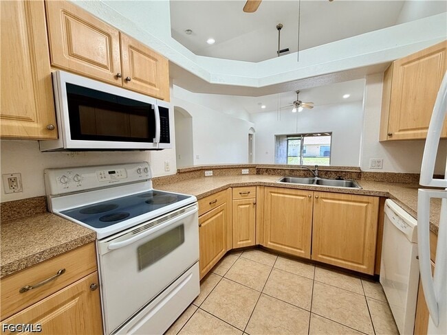 Building Photo - 527 NE 24th Pl