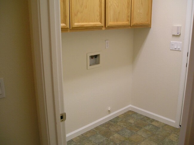 Photo - Highland Reserve 4 Bedroom 2 Bath, 1581 sqft, New Paint and Carpet, Great Room Floor Plan with fi...