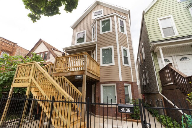 Building Photo - 2847 N Ridgeway Ave Unit 1 Rental