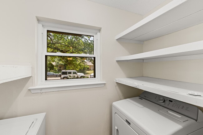 Photo - 929 Meadow Mead Dr